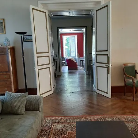 Demeure 13 Personnes Au Centre De * Ruffec (Charente)