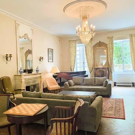 Demeure 13 Personnes Au Centre De Hébergement de vacances Ruffec (Charente)