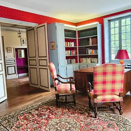 Demeure 13 Personnes Au Centre De * Ruffec (Charente)