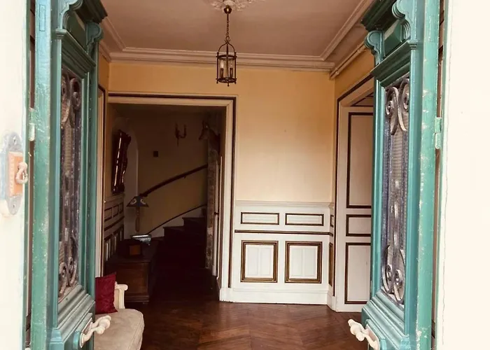 Demeure 13 Personnes Au Centre De Ruffec (Charente)