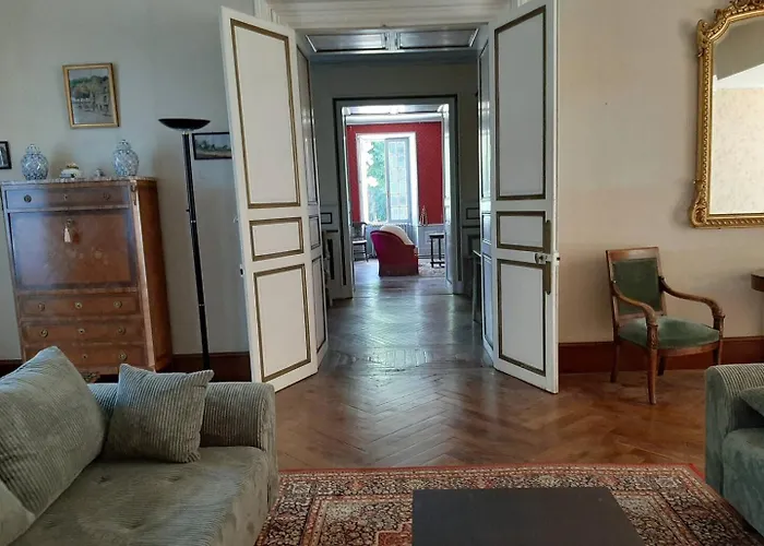 Demeure 13 Personnes Au Centre De * Ruffec (Charente)