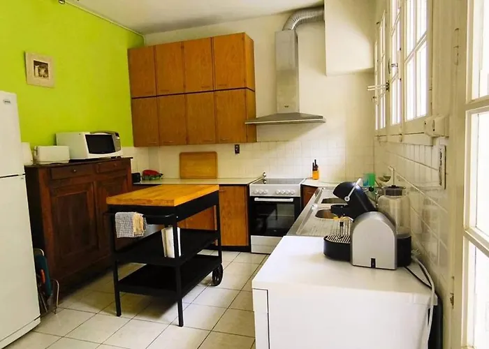 Demeure 13 Personnes Au Centre De Ruffec (Charente)