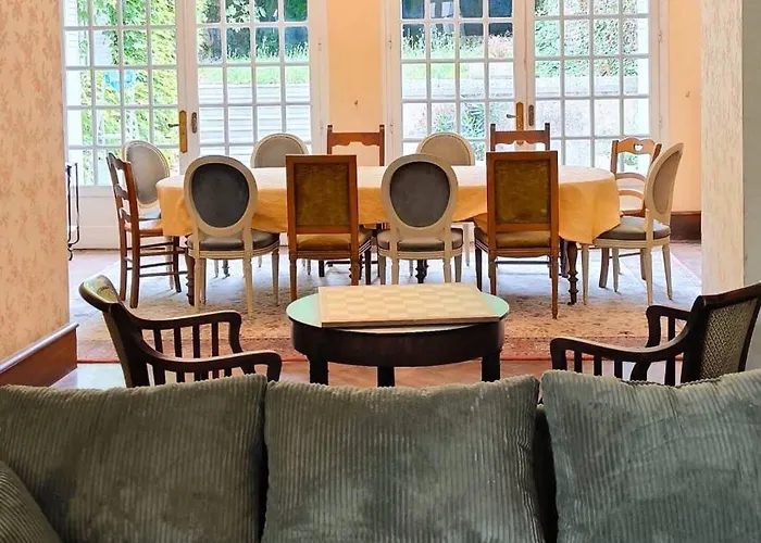 Demeure 13 Personnes Au Centre De * Ruffec (Charente)