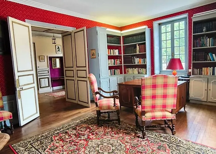 Demeure 13 Personnes Au Centre De * Ruffec (Charente)